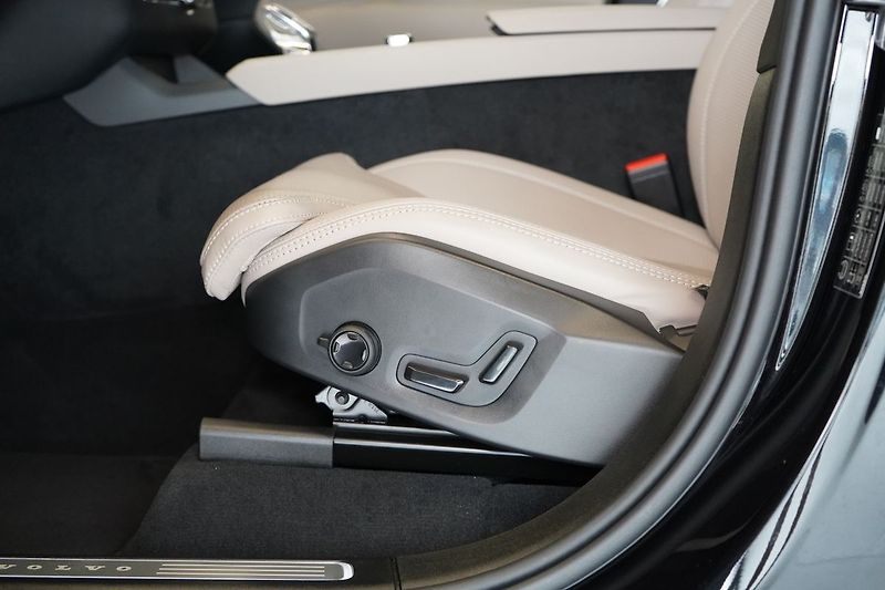 Volvo XC90 B5 AWD PLUS Dark, Vzduch, 360° - fotka 22 z 47