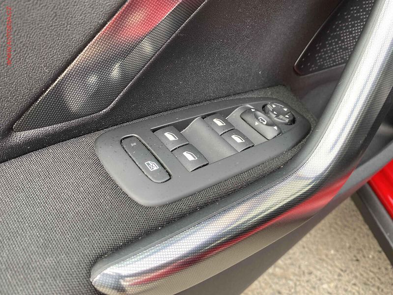 Peugeot 2008 (2016) 1.2PT, Allure, AT - fotka 13 z 20
