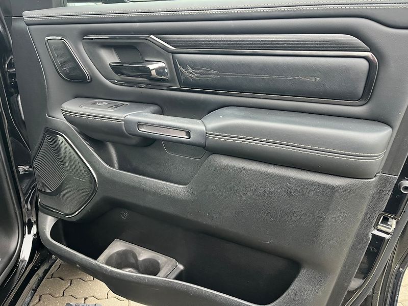 RAM 1500 5.7 V8 395 HP Crew Cab Limited - fotka 8 z 10