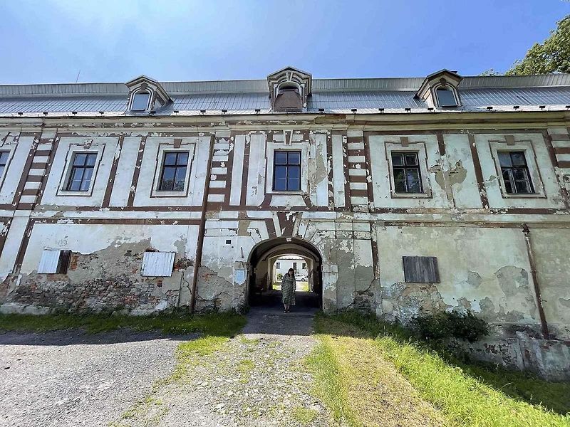 Zámek v Bravanticích na Novojičínsku zahájí v sobotu 7. června návštěvnickou sezonu s expozicí autíček, která je vystavována vůbec poprvé, 6. 6. 2025.
