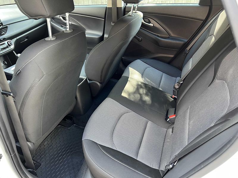Hyundai i30 1.5 DPi 81 kW 1.MAJ SERVISKA - fotka 11 z 17