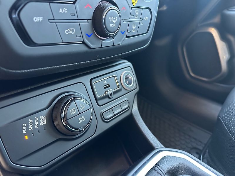 Jeep Renegade (2023) 1.3T PHEV 4xe NAVI - fotka 14 z 18