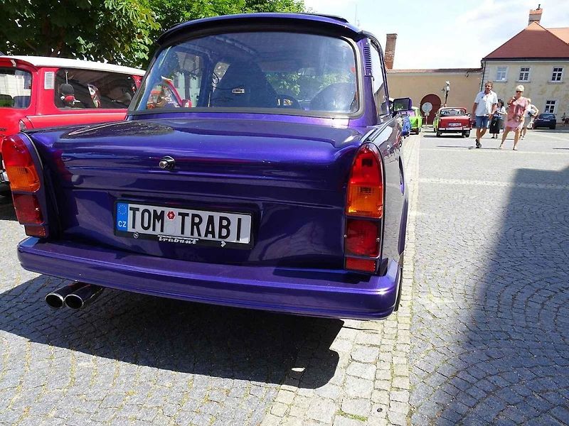 Trabaty na valtickém náměstí měly zastávku při vyjížďce srazu Trabantem za vínem.