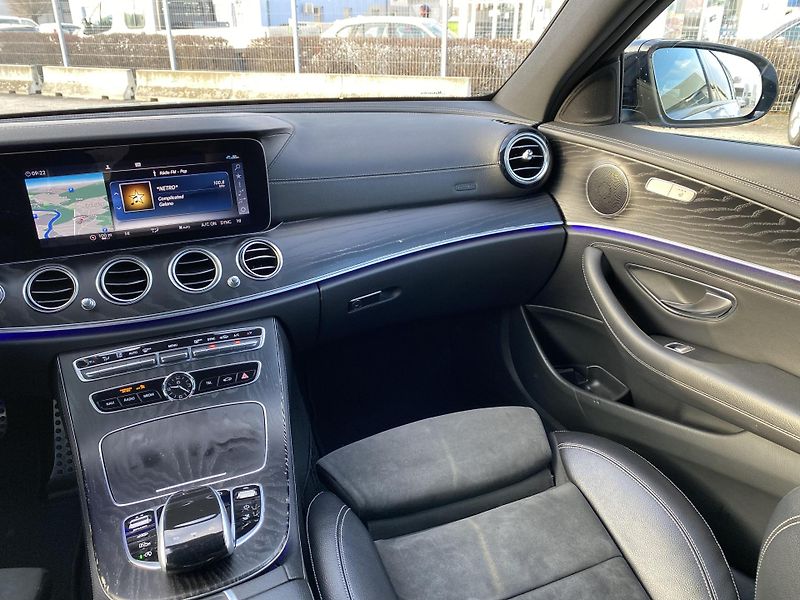 Mercedes-Benz Třídy E E 220d 4MATIC AMG - fotka 11 z 28