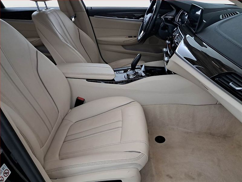 BMW Řada 5 (2019) Luxury Line 520d xDrive - fotka 9 z 18
