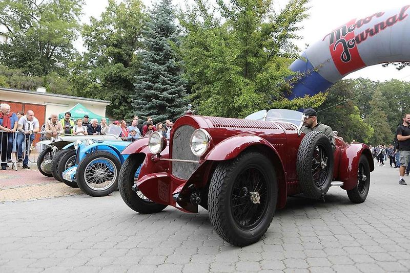 Na akci Jízda do vrchu a výstava historických vozidel se představilo na tři sta automobilů a motocyklů.