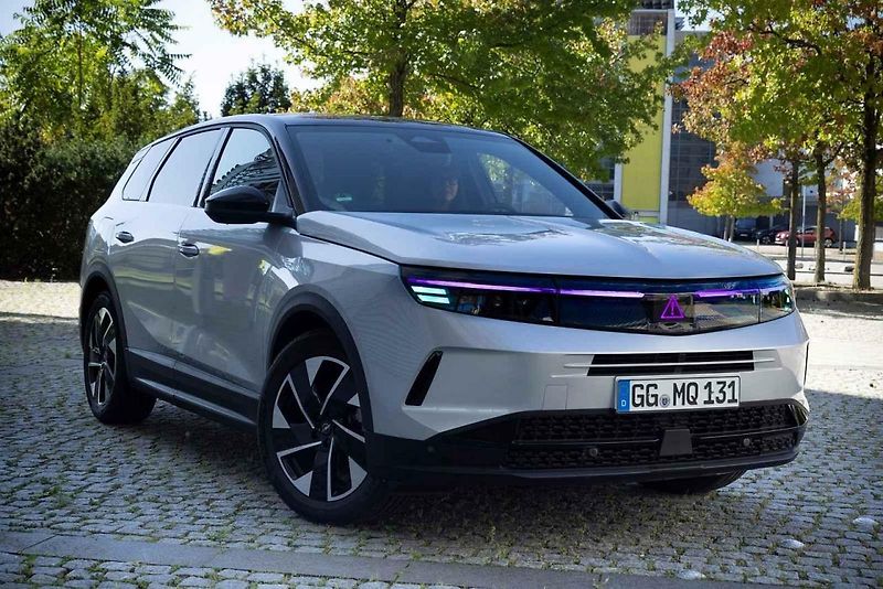 Jakmile Opel zastaví, světla svítí zeleně. Zelený panáček se objeví i na displeji řidiče.
