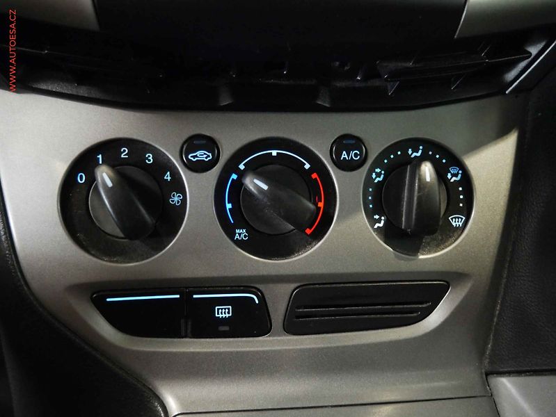 Ford Focus (2013) 1.6 TDi, AC, temp, tažné - fotka 17 z 20