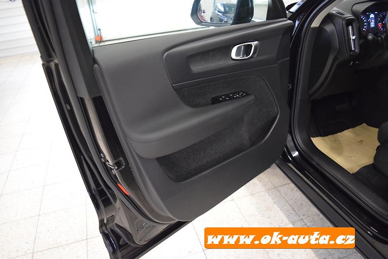 Volvo XC40 T2 MOMENTUM AUTOMAT-DPH - fotka 23 z 50