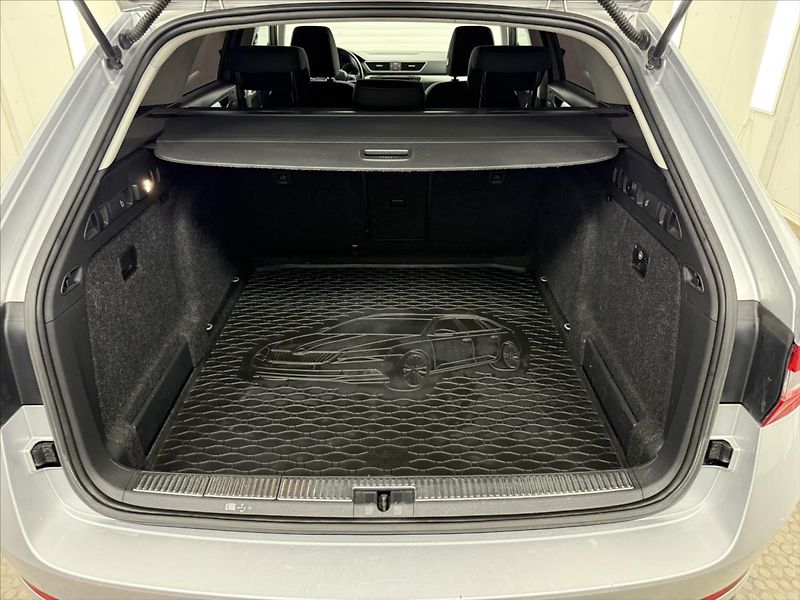 Škoda Superb 2,0 TDI ČR DSG NAVI CARPLAY - fotka 27 z 35