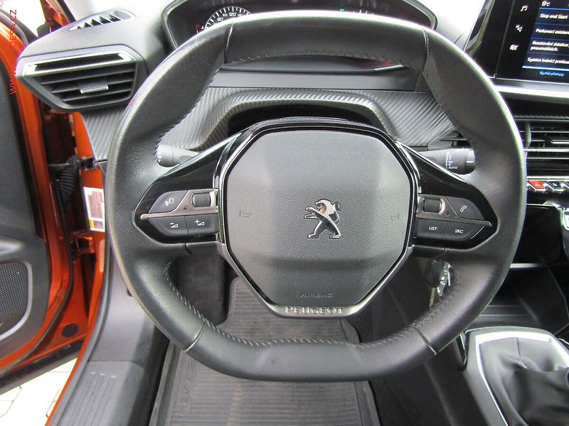Peugeot 2008 (2022) 1.2PT, ČR, LED, park.čidla - fotka 14 z 22