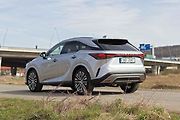 RX poznáte i podle zajímavého C-sloupku, nad nímž jako by střecha levitovala.