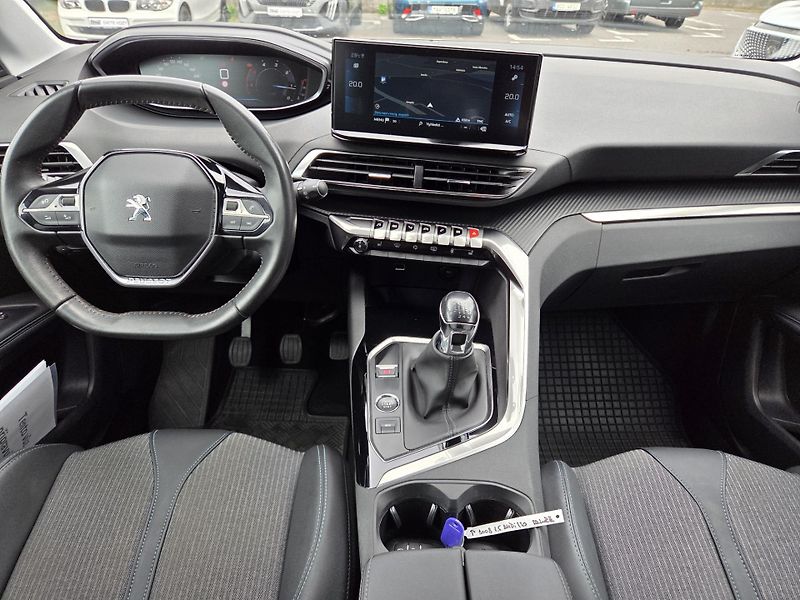 Peugeot 3008 (2023) 1.5 BHDi 130 ALLURE MAN6 - fotka 13 z 27