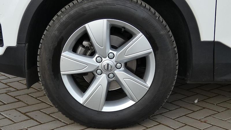 Volvo XC40 T2 FWD Momentum Auto - fotka 20 z 20