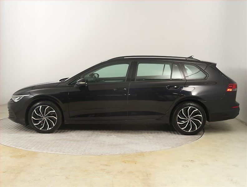 Volkswagen Golf (2021) Life 1.5 TSI, ČR,1.maj - fotka 3 z 22