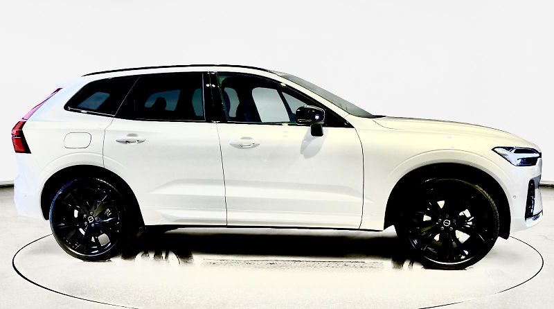 Volvo XC60 (2026) B5 PLUS BLACK + 4SERVIS/ZÁRUKA - fotka 9 z 18