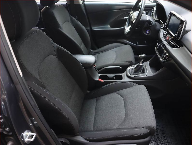 Hyundai i30 (2023) Family 1.5 DPI, Tempomat - fotka 9 z 19
