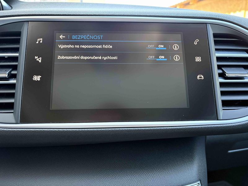 Peugeot 308 (2018) Allure 1.6 BlueHDi EAT6 - fotka 30 z 41
