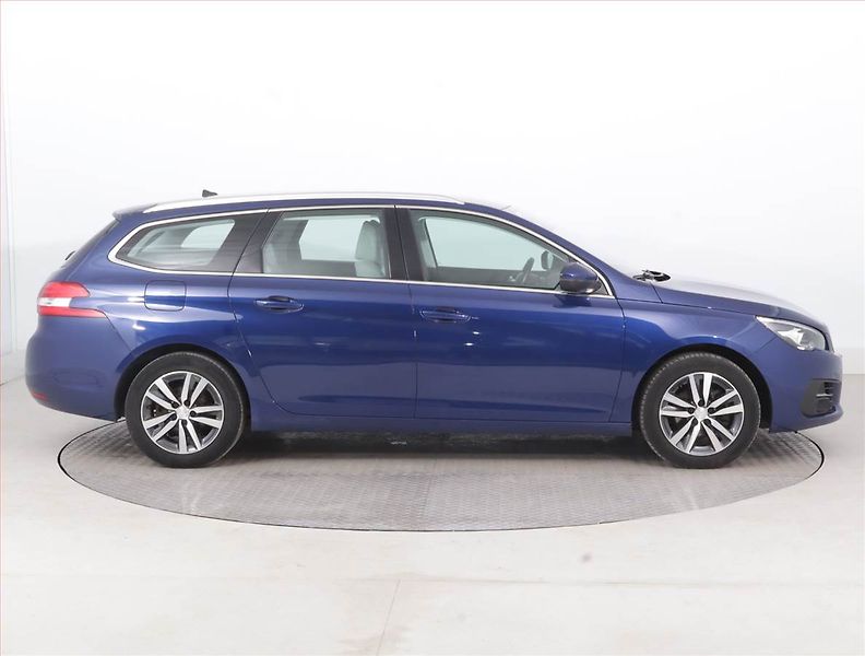Peugeot 308 (2020) Allure 1.5 BlueHDi, Serv.kniha - fotka 6 z 16