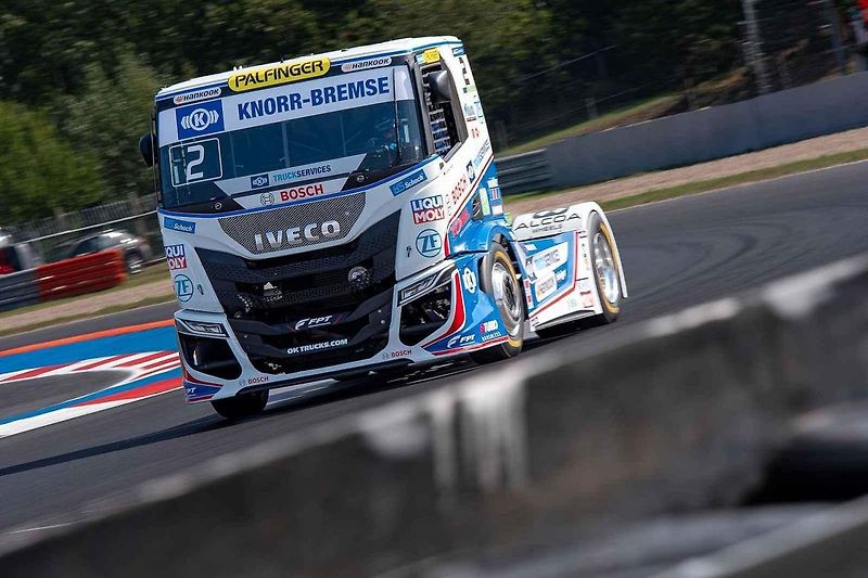 O víkendu se uskuteční jeden z vrcholů motoristické sezony na Autodromu Most. Pojedou se zde závody Czech Truck Prix a evropské série NASCAR. Ambasadorem podniku je vítěz letošní Dakar Rally Martin Macík. Foto: Se svolením Autodromu Most
