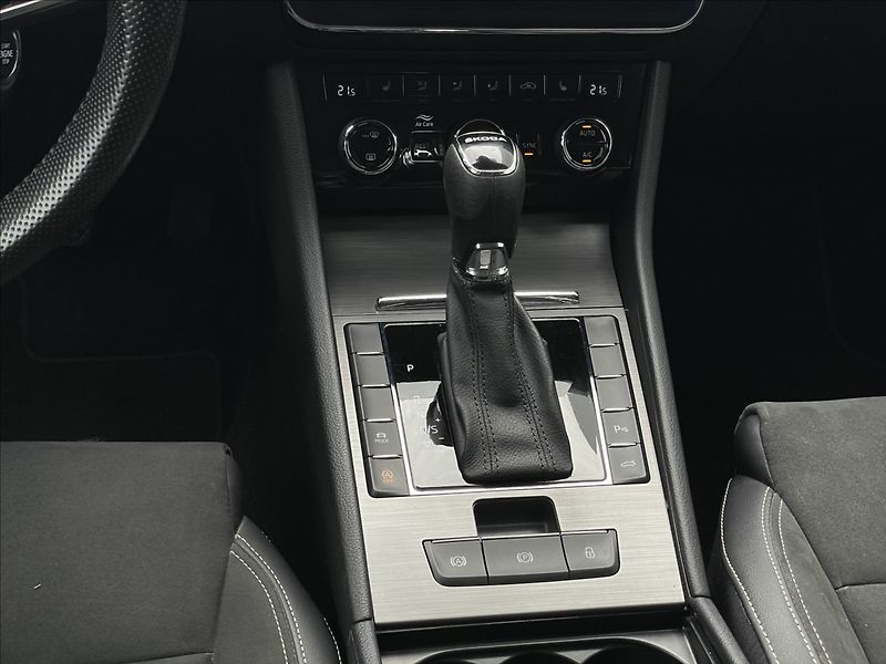 Škoda Superb 2,0 TDI DSG Style Plus NAVI - fotka 13 z 23