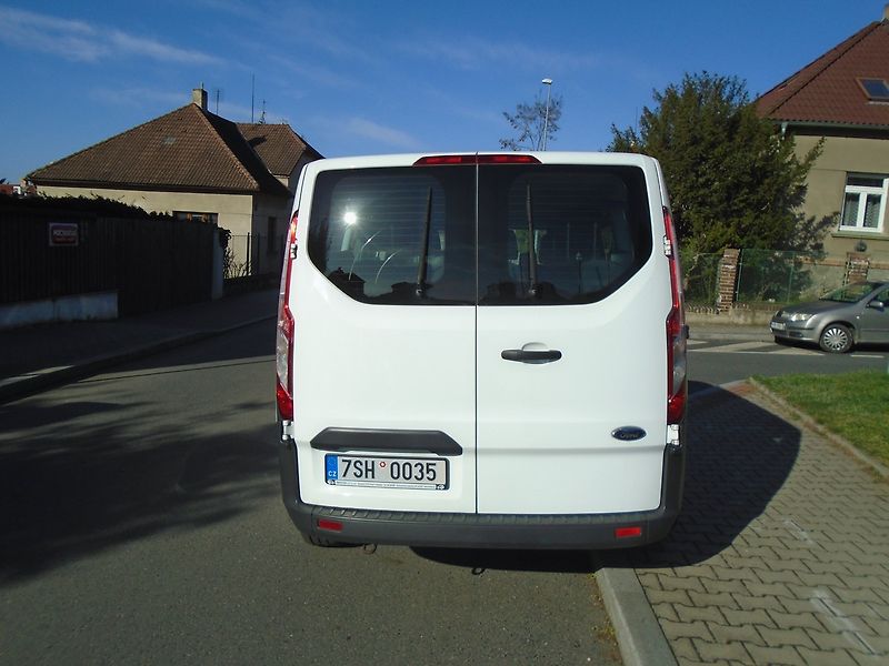 Ford Transit Custom (2015) 2.2 TDCi 9 míst BUS - fotka 6 z 23