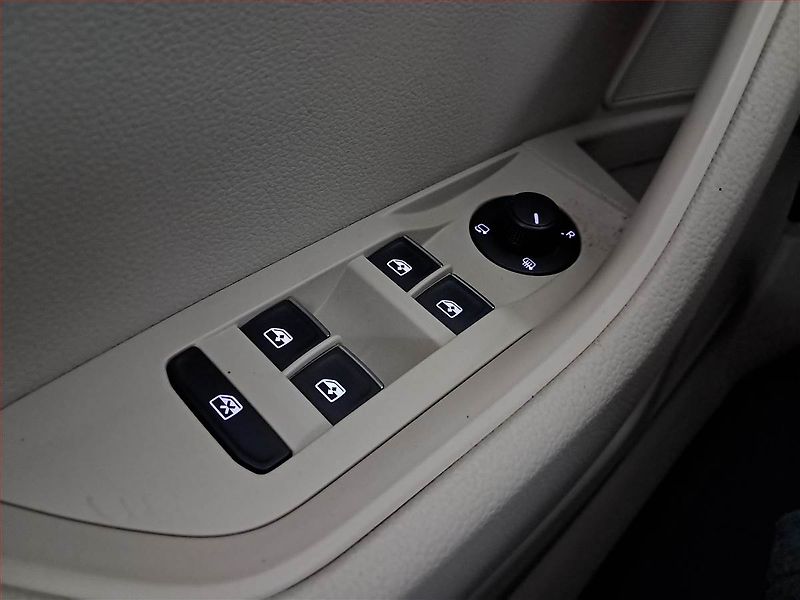 Škoda Superb (2015) Style 2.0 TDI, Kůže, Navi - fotka 17 z 19
