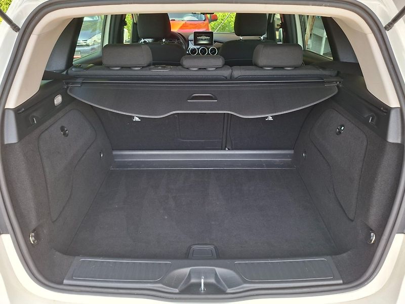 Mercedes-Benz Třídy B (2017) B 180D 80kW -S.KNIHA-SENZORY - fotka 37 z 49