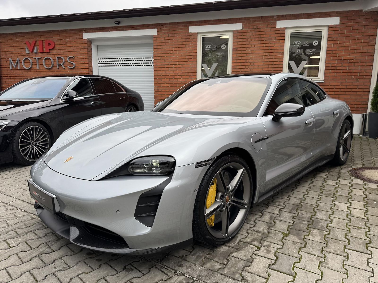 Porsche Taycan TURBO S-CARBON-MASÁŽE-BURMESTE