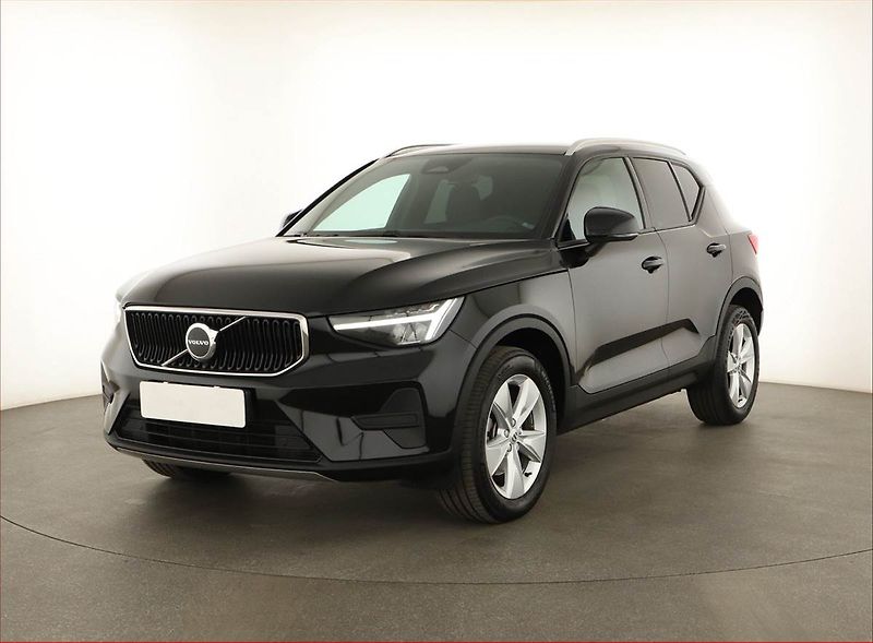 Volvo XC40 (2022) B3 - fotka 2 z 20