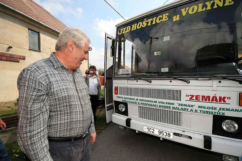 Miloš Zeman u původního autobusu Zemák v roce 2007. V té době už byl majetkem JZD Hoštice u Volyně.