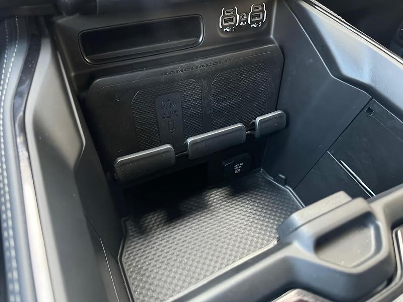 RAM 1500 (2024) 5,7l hemi LIMITED - fotka 8 z 9