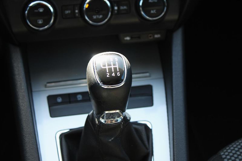 Škoda Octavia 2,0 TDi Ambition, 1.maj, NAVI - fotka 11 z 24