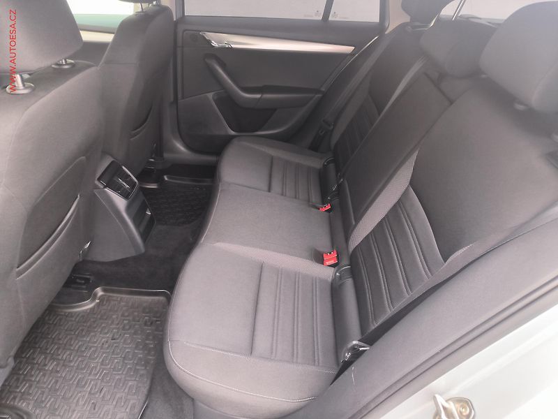 Škoda Octavia (2018) 1.6TDi, ČR, Ambition, zámek - fotka 10 z 18