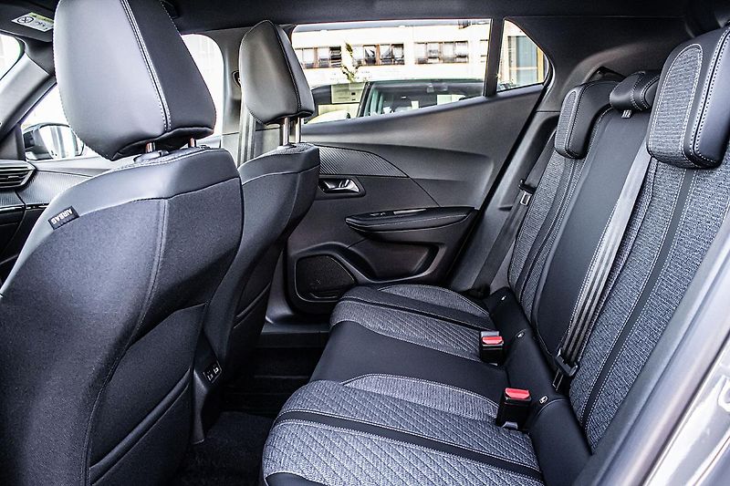 Peugeot 2008 (2026) 1,2 ALLURE Hybrid 145 e-DCS6 - fotka 16 z 16
