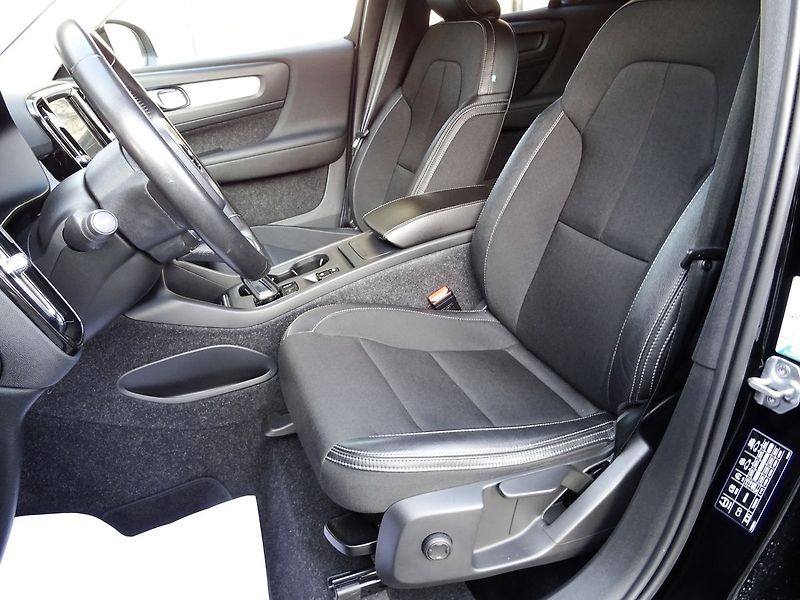 Volvo XC40 D3 A/T Virtual CarPlay Kamera - fotka 22 z 36