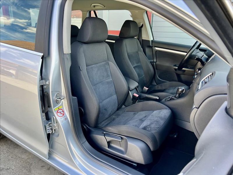 Volkswagen Golf 1,6 TDI  HIGHLINE*DSG*ZÁRUKA - fotka 20 z 40