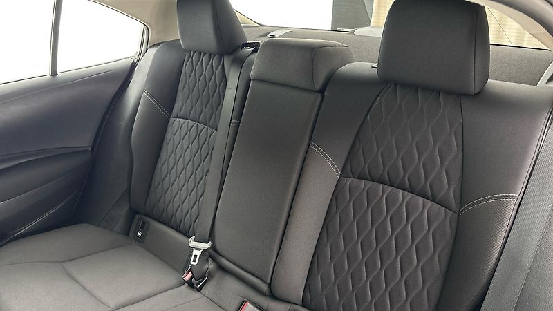 Toyota Corolla 1.8 Hybrid AUT Active Sedan - fotka 16 z 24