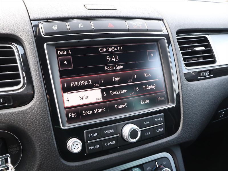 Volkswagen Touareg 3,0 TDI V6 DSG R-LINE CZ 4M - fotka 18 z 29