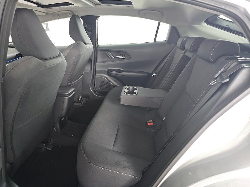 Toyota Prius (2025) 2.0L PHEV 223k Prestige Skyvie - fotka 7 z 33