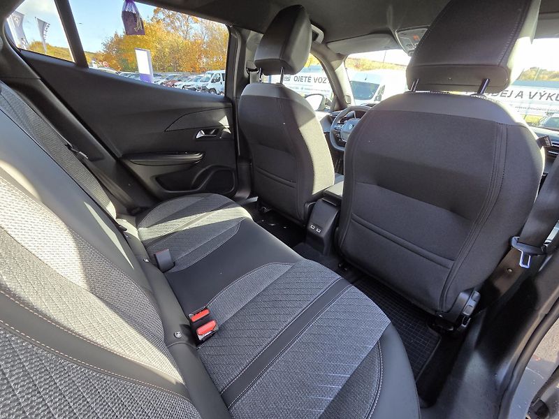 Peugeot 2008 (2025) 1.2 PT 130 ALLURE EAT8 - fotka 11 z 29