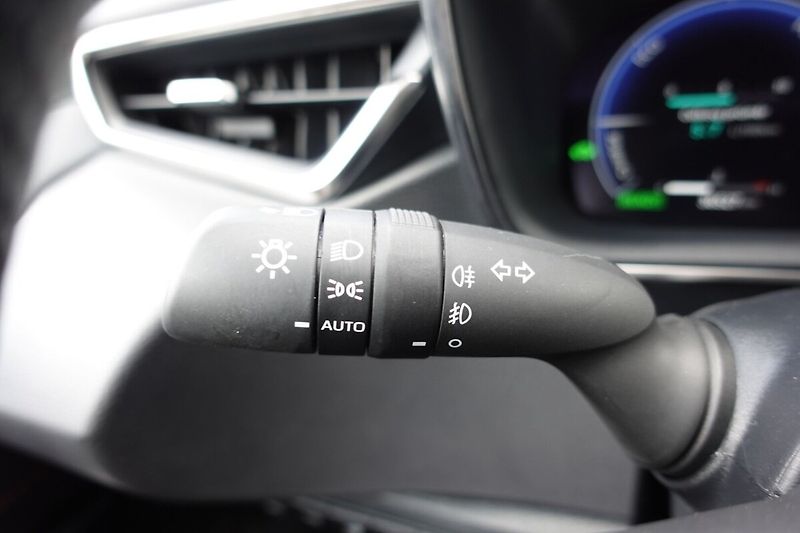 Toyota Corolla 1,8HSD GR Sport Dynamic - fotka 27 z 33