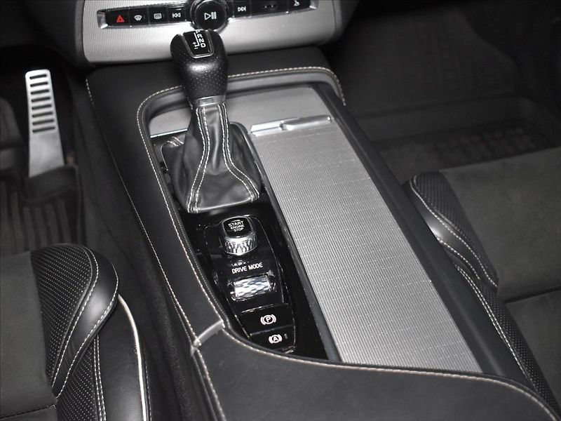 Volvo XC90 2,0 T6 AWD R-design Vzduch - fotka 19 z 26