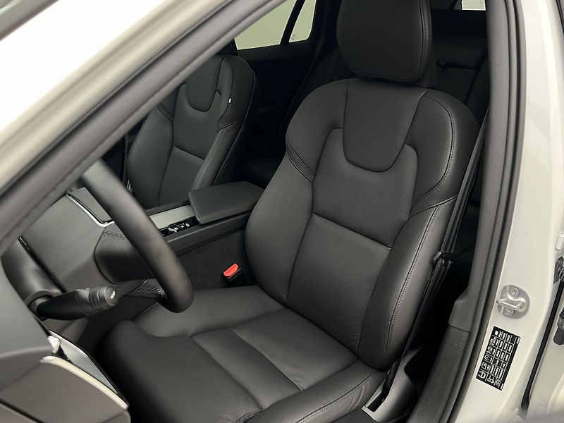 Volvo V60 B4 DARK PLUS AUT - fotka 18 z 46
