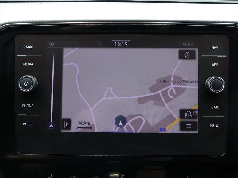 Volkswagen Passat R-line 2,0 TDI 140kW DSG CZ DP - fotka 21 z 32