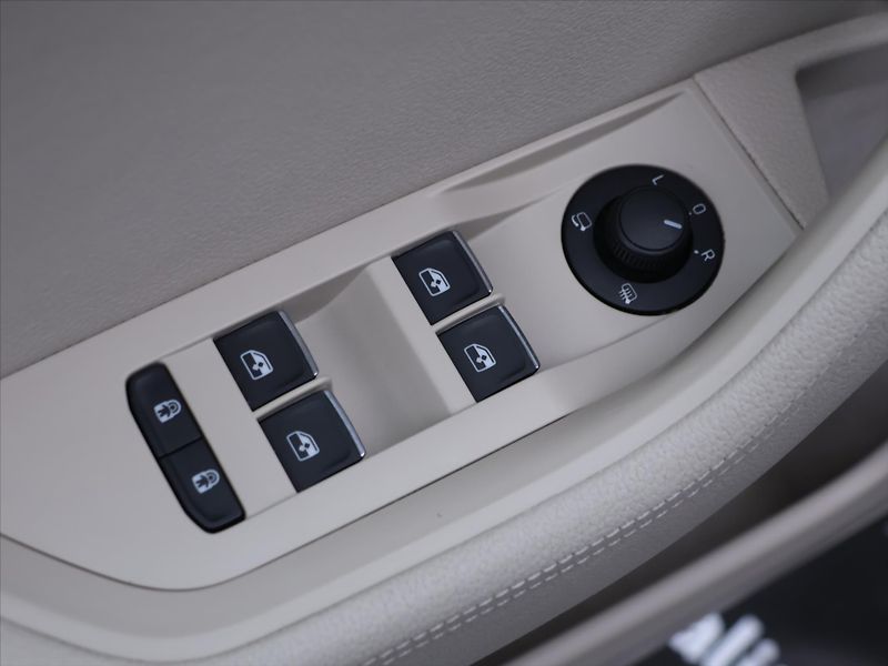 Škoda Superb 2,0 TSI 200kW L&K 4x4 DSG DPH - fotka 16 z 36