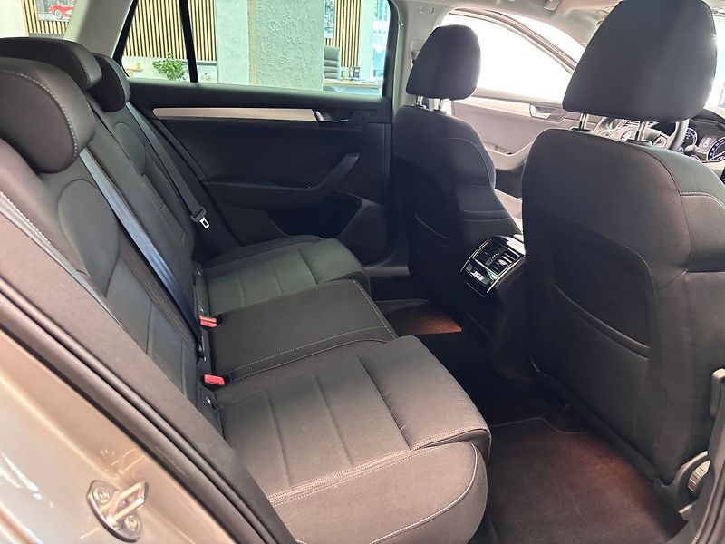 Škoda Superb 2.0 TDI STYLE - fotka 24 z 28
