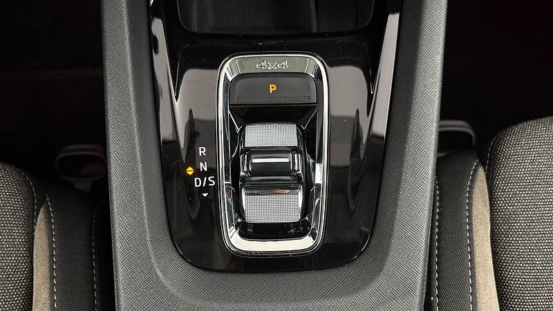 Škoda Octavia 2.0 TDI DSG 4x4 Scout Combi - fotka 23 z 28