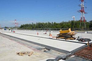 Deset kilometrů dlouhý úsek dálnice D1 mezi Říkovicemi a Přerovem míří do finále. Most přes Tovačovskou ulici.