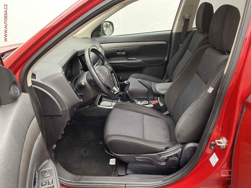 Mitsubishi Outlander (2017) 2.0 2WD, Invite, kamera, +ALU - fotka 9 z 17